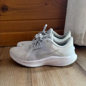 Nike Women's Light Gray Athletic Shoes